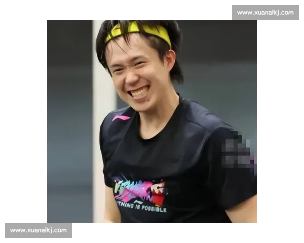 顶冰袋擦汗，笑握小球迷 —— 王楚钦的亚锦赛 “抗热日常”