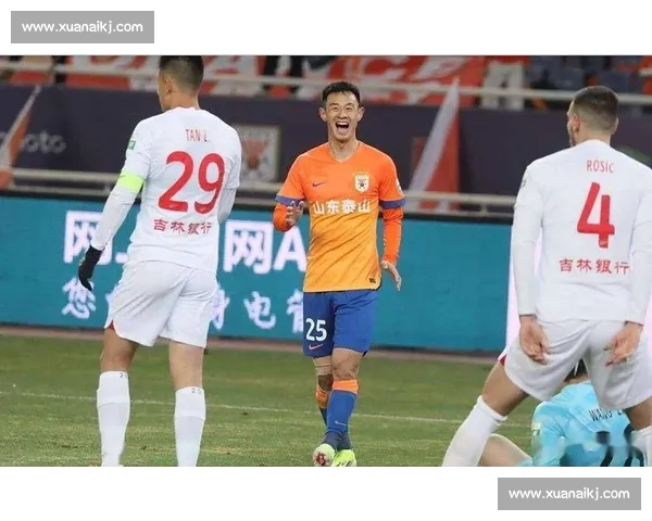 两分钟噩梦！彭欣力染红引争议，泰山官方辟谣场边 “电话门”